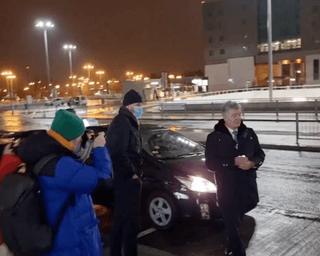 Порошенко прибыл в аэропорт Варшавы, чтобы вылететь в Киев (видео)