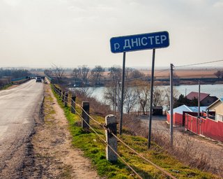 Несколько тысяч за переправу: экс-чиновник в Одесской области организовал "бизнес" на фоне перекрытия моста в Маяках