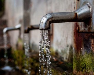 Мерія запевняє, що в Києві відновили водопостачання, але люди стоять у черзі до бюветів (відео)