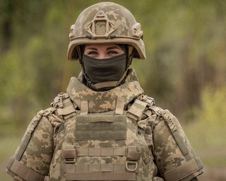 ЗСУ отримали перші жіночі бронежилети: у чому їхня особливість
