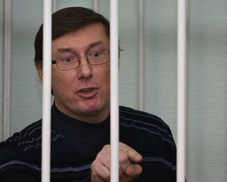 Защита попросит суд перевести Луценко в больницу