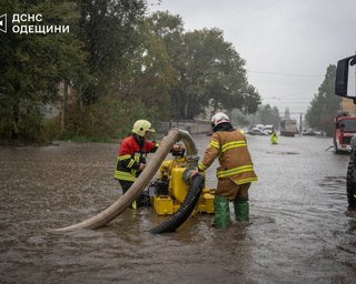 "Последовательно и справедливо": Зеленский пообещал разобраться, почему в Одессе от ливня погибли люди (видео)