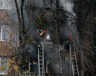Ракета потрапила у балкон: мешканці п'ятиповерхівки у Києві розповіли про обстріл