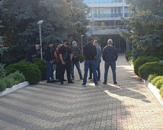 С чехлами от помповых ружей и под наблюдением Нацкорпуса. В Одессе началась подготовка к съезду ОПЗЖ