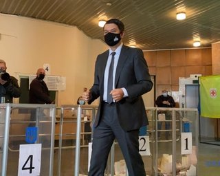 Разумков проголосовал на выборах, но на вопросы Зеленского не ответил