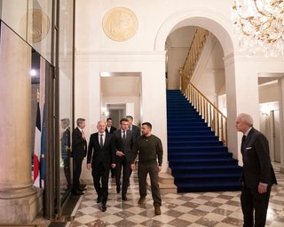 Зеленский во Франции, Киев со светом и следствие по МН17: главные события за ночь 8 февраля