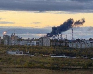 Омський НМЗ у Сибірі, що переробляє 22 млн тонн нафти, зазнав влучання дронами (відео)