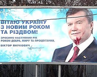 Портить билборды Януковича – это хулиганство, - Бондаренко