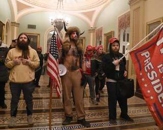 Бунт в США. Протестующие сторонники Трампа устроили в захваченном Капитолии фотосессию