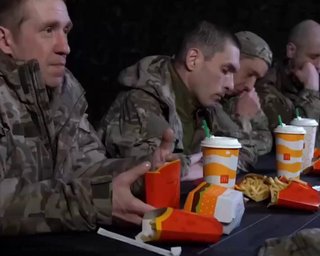 У мережі показали, як морпіхи ЗСУ годують полонених росіян McDonald's (видео)