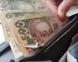 Зарплати вчителів і стипендії підвищать з 1 вересня: хто і скільки отримуватиме