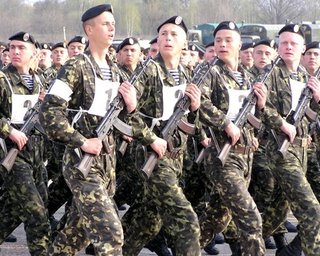 В Киев прибыли российские десантники и белорусские курсанты
