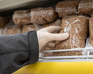 В Україні різко подорожчає гречка через відключення світла: чи буде дефіцит у магазинах
