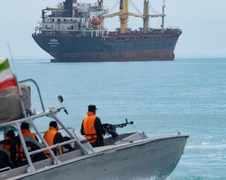 Мошенники выманивают крипту у моряков, обещая безопасный проход через Ормузский пролив, — СМИ