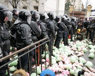 Акция протеста в Киеве: Администрацию президента забросали плюшевыми свиньями