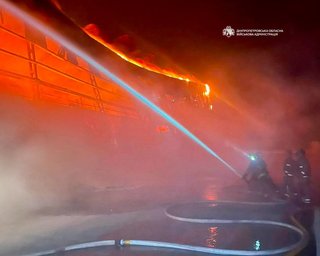 Под Днепром вспыхнул масштабный пожар: россияне ударили по складам с продуктами