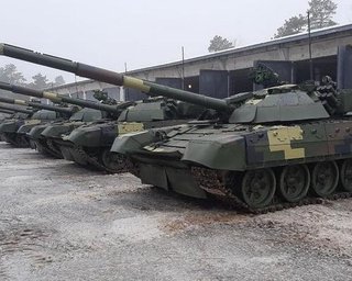 На Донеччині танкісти прямим наведенням впритул знищили фортифікації ЗС РФ (відео)