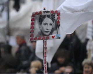 Возле суда собрались около 2,5 тыс. сторонников и противников Тимошенко 