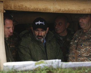 "Все, кто может держать оружие – немедленно на фронт", – премьер Армении