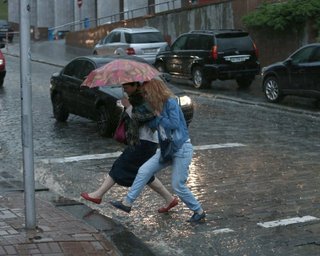 Киев "ушел под воду": что известно о последствиях непогоды и изменится ли погода на выходных (видео)
