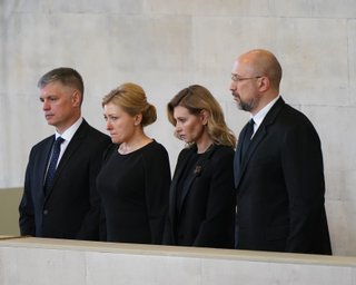 Олена Зеленська та прем'єр-міністр Шмигаль разом вирушили на похорон королеви Єлизавети