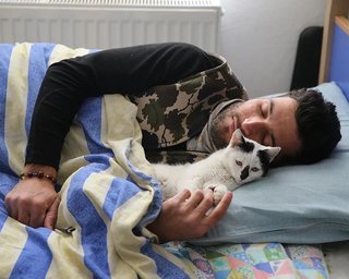 Турецкий велогонщик стал хозяином кота, спасенного им из-под завалов через 129 часов (видео)