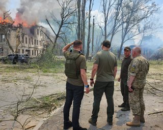 ВС РФ обстреляли больницу Днепра ракетами С-300, есть жертвы: подробности атаки (видео)