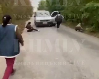 Женщины с палками напали на автомобиль ТЦК: появилась реакция военных (видео)