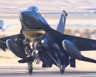 Пілоти F-16 ЗСУ вчаться літати наосліп: без GPS, але з орієнтирами на рельєфі, — медіа