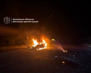 Движение перекрыто: россияне атаковали мост через Днепр в Запорожье, есть раненые (фото)