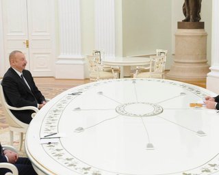 Алиев и Пашинян демонстративно не пожали друг другу руку на встрече в Москве
