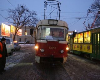 В Киеве с рельс сошел трамвай