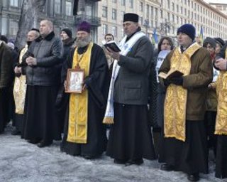 Священники убедили силовиков уйти с улицы Михайловской в Киеве