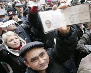 В митинге у здания Кабмина участвуют 600 человек