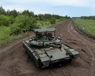 РЕБ від дрона не врятувала: в Україні знищили "невразливий" російський танк Т-80БВМ (відео)
