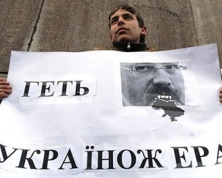 Во Львове готовятся отправить по городам Украины "Зачетную книжку Табачника"