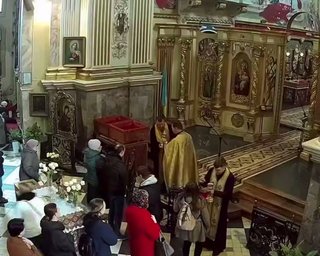 В Тернополе люди продолжали службу в церкви несмотря на массированную атаку (видео)