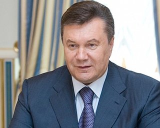 Янукович поручил Азарову не допустить отрицательного влияния роста цен на газ