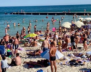 Спека в Україні: міські пляжі в Одесі та Києві переповнені відпочивальниками (відео)