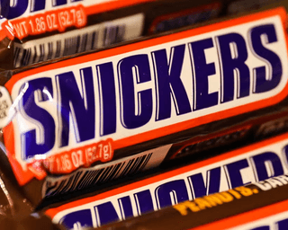 В честь кого на самом деле назвали Snickers: секрет батончика, о котором мало кто знает
