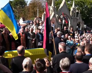 Поховання Андрія Парубія: на Личаківському кладовищі триває церемонія (відео)