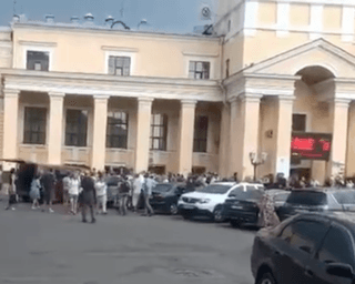 В Харькове толпа "отбивала" мобилизованного мужчину: в ТЦК и полиции отреагировали (видео)