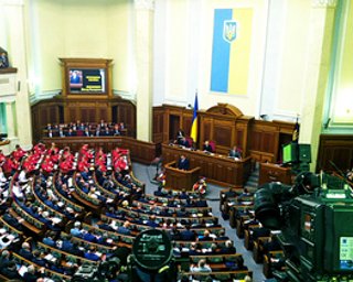 В Раде свободовцы забросали коммуниста листами бумаги
