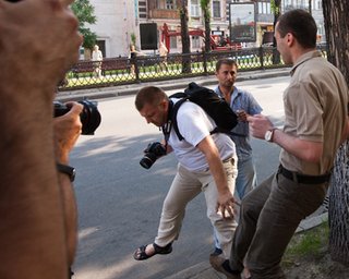 Активисток FEMEN и фотокорреспондента избили под посольством Грузии