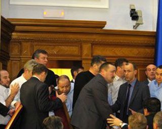Депутаты от Партии регионов взяли силой президиум парламента 