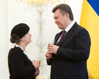 Янукович пообщался с матерью убитого журналиста Георгия Гонгадзе 
