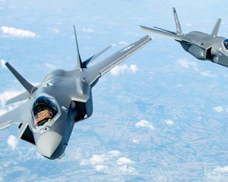 Груба сила A-10 проти технологій F-35: який літак США краще виконує наземні місії