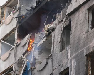 Удар по Запорожью: КАБы попали в две многоэтажки, десятки пострадавших (фото, видео)