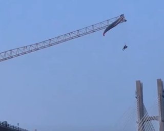 Завис на висоті 60 метрів: у Китаї парапланерист зачепився за будівельний кран
