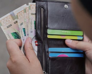 Некоторые украинцы получат компенсации за потерю работы из-за атак РФ: кому и сколько выплатят